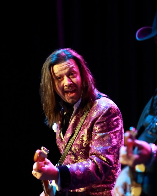 Eddie Perez, noticing Vivian