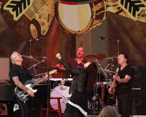 Neil Giraldo, Chris Ralles, Pat Benatar, Mick Mahan (l to r)