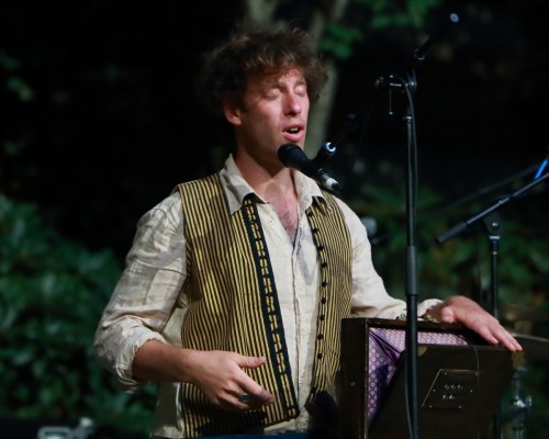 Sam Lee (playing shruti)